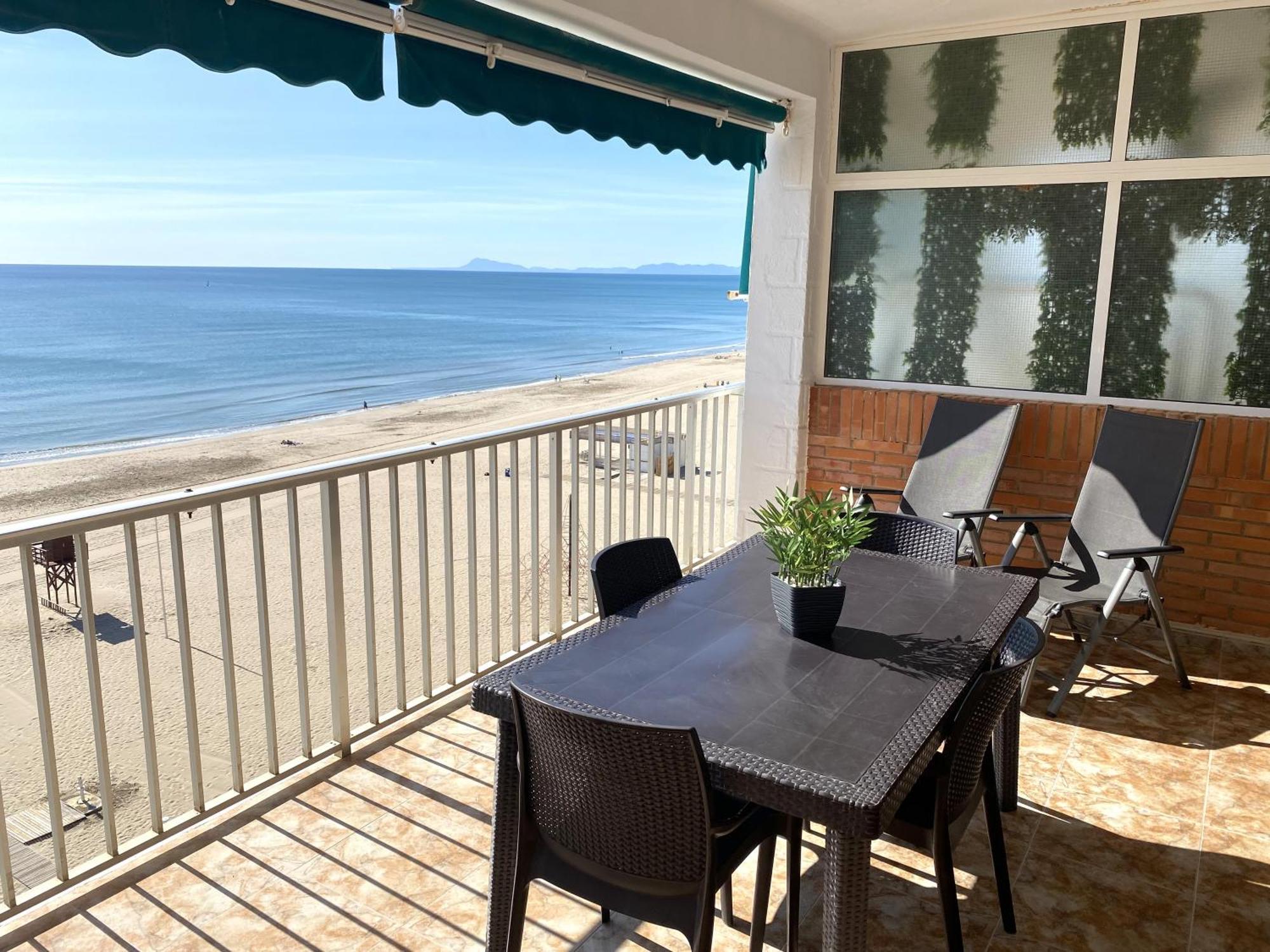 Beachfront And Renovated Apartment Кульера Экстерьер фото